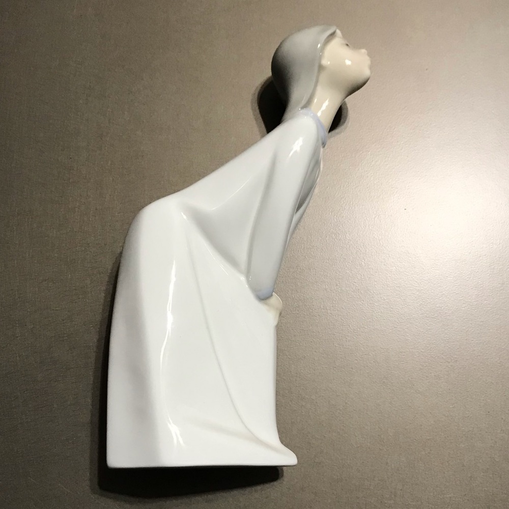 Lladro N 4873 Girl Kissing porcelain statue